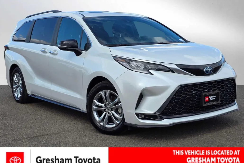 2023 Toyota Sienna XSE photo 1