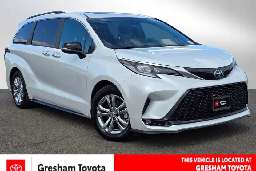2023 Toyota Sienna XSE photo 1