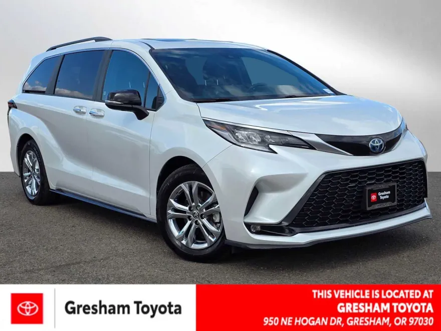 2023 Toyota Sienna XSE photo 1