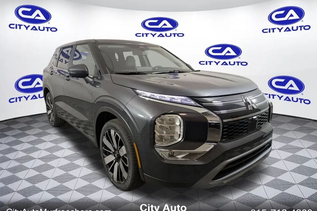 2025 Mitsubishi Outlander SE photo 1