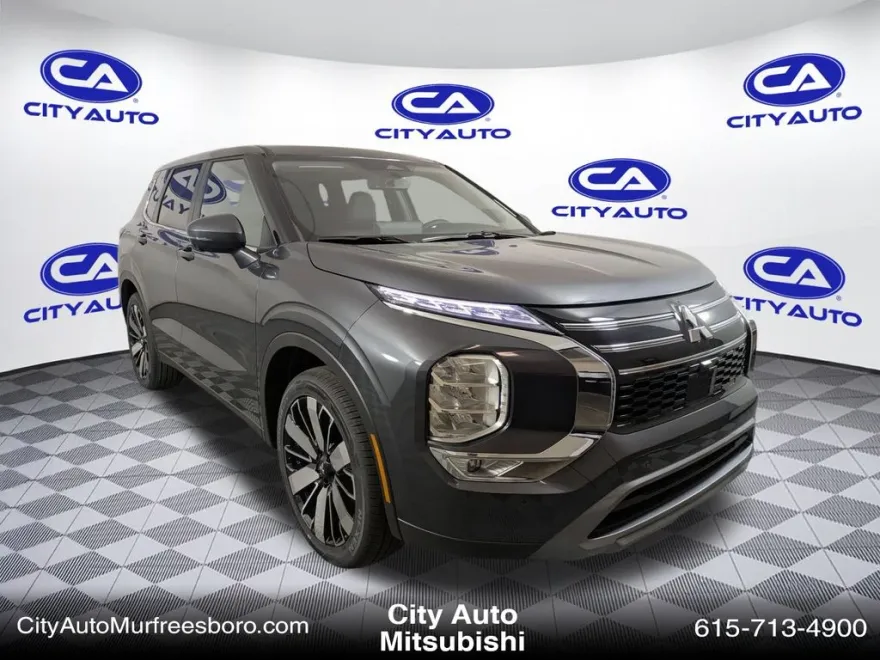 2025 Mitsubishi Outlander SE photo 1