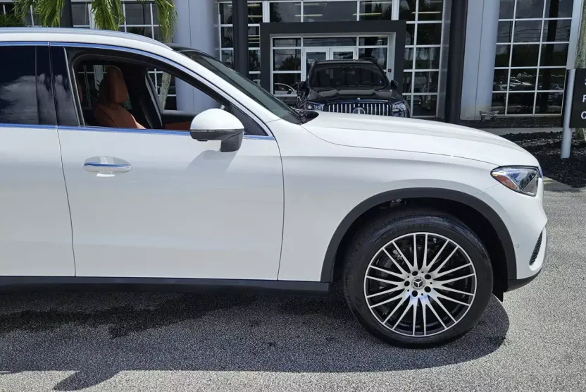 2024 Mercedes Benz GLC 300 photo 1