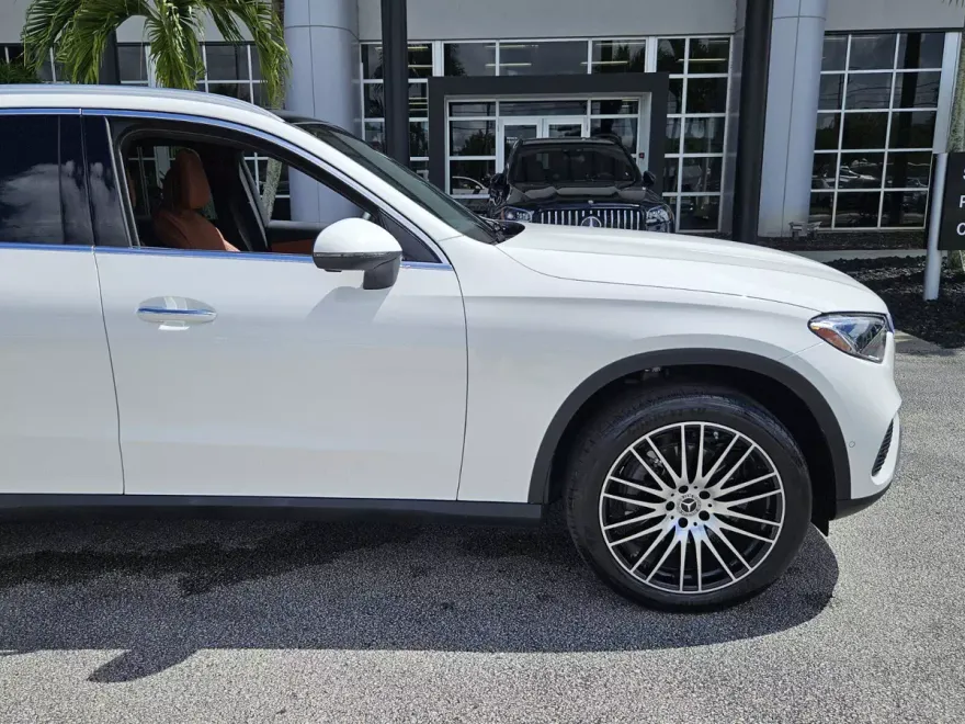 2024 Mercedes Benz GLC 300 photo 1
