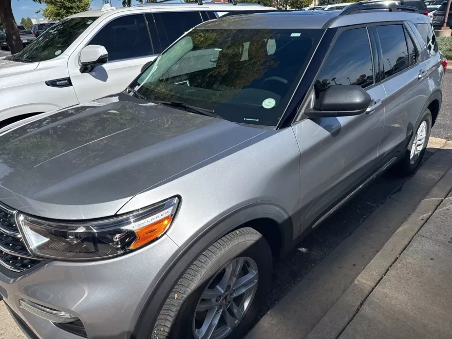 2021 Ford Explorer XLT photo 1