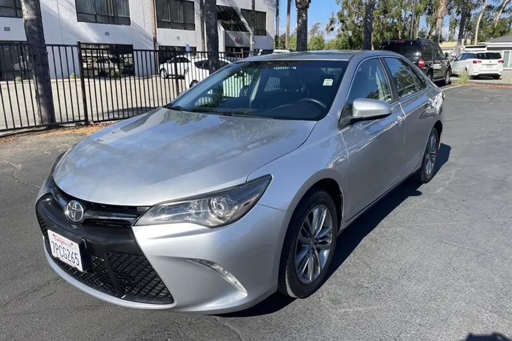 2016 Toyota Camry SE photo 1