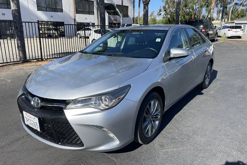 2016 Toyota Camry SE photo 1