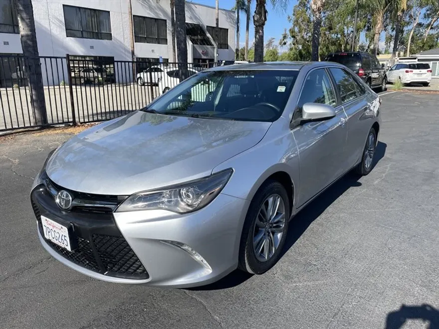 2016 Toyota Camry SE photo 1