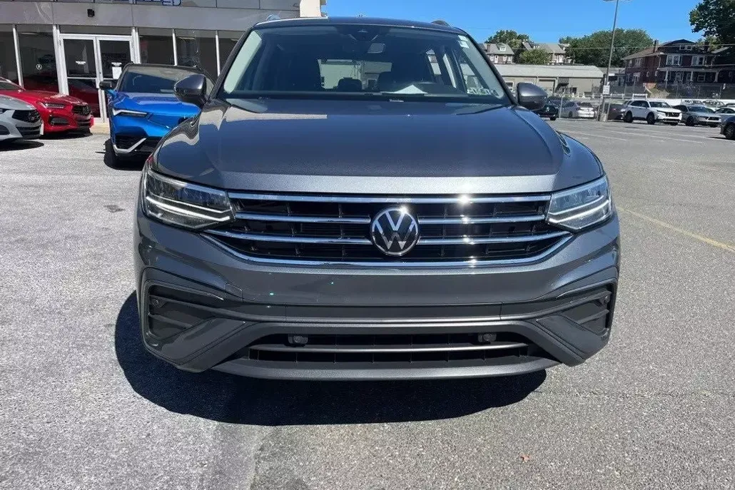 2023 Volkswagen Tiguan SE photo 1