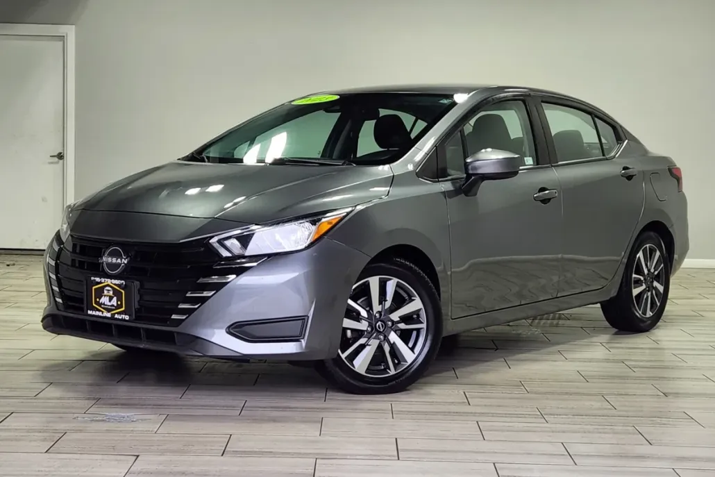 2023 Nissan Versa SV photo 1