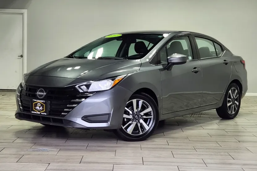 2023 Nissan Versa SV photo 1
