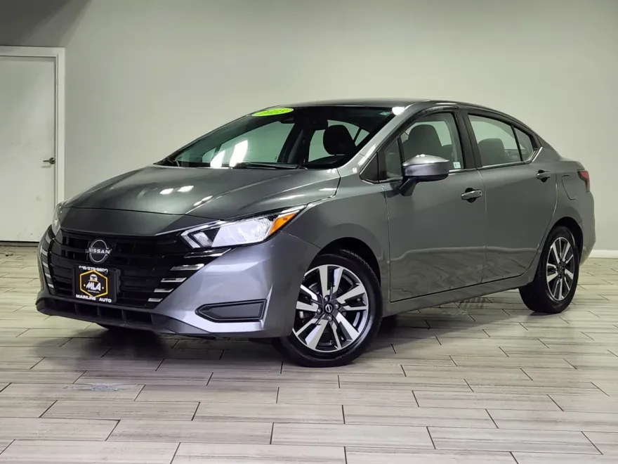 2023 Nissan Versa SV photo 1