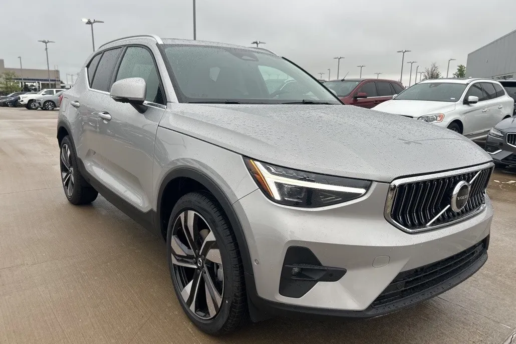 2025 Volvo XC40 photo 1