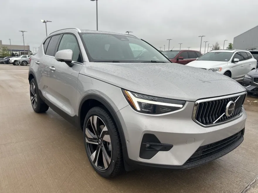 2025 Volvo XC40 photo 1