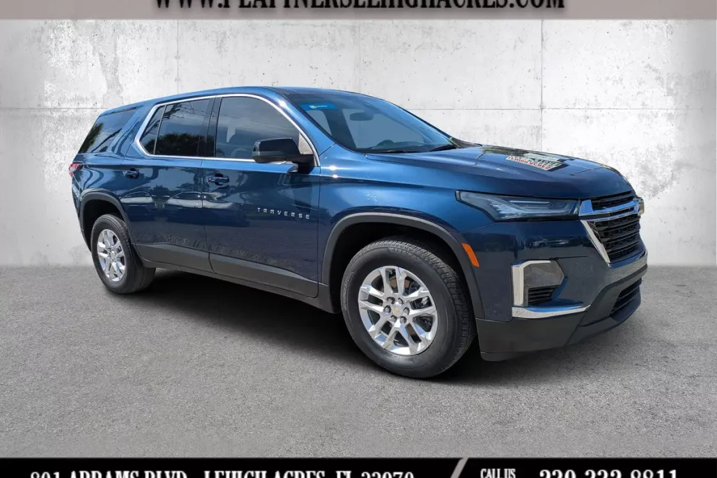 2023 Chevrolet Traverse LS photo 1