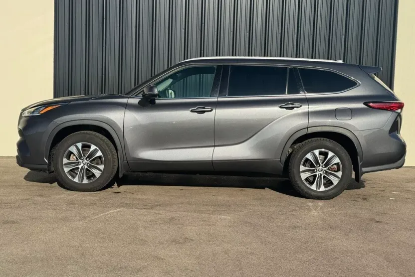 2022 Toyota Highlander XLE photo 1