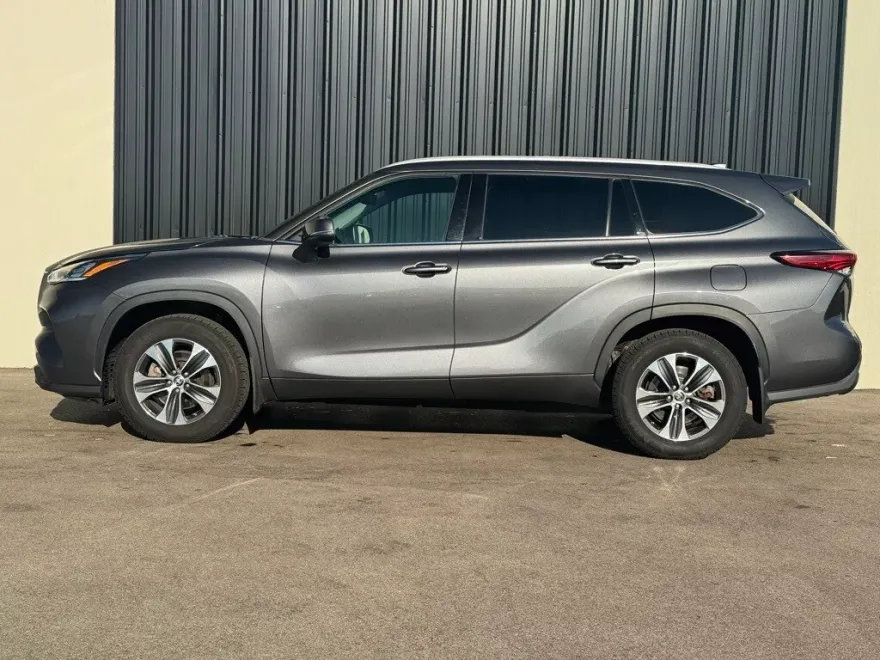 2022 Toyota Highlander XLE photo 1
