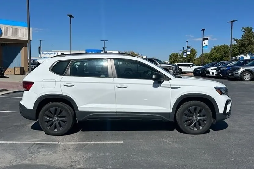 2022 Volkswagen Taos S photo 1