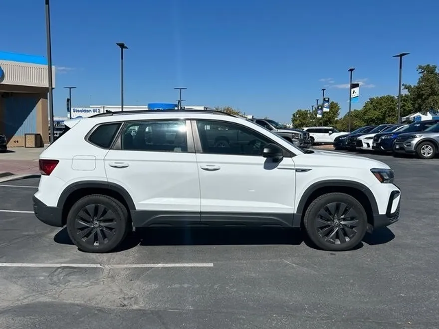 2022 Volkswagen Taos S photo 1