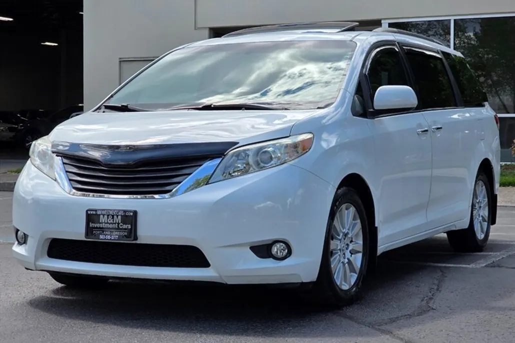 2011 Toyota Sienna XLE photo 1