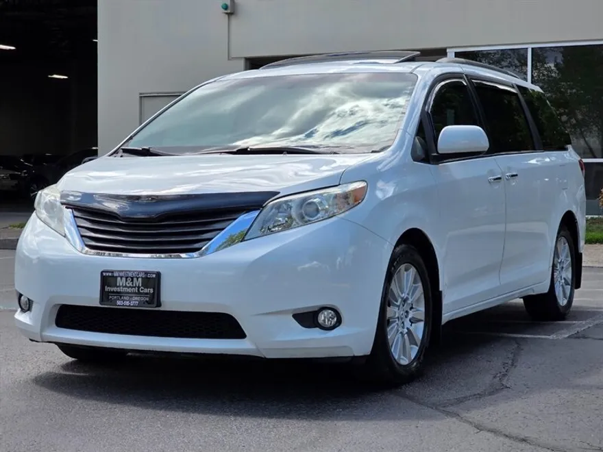 2011 Toyota Sienna XLE photo 1