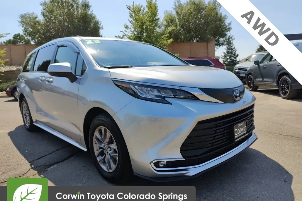 2023 Toyota Sienna XLE photo 1