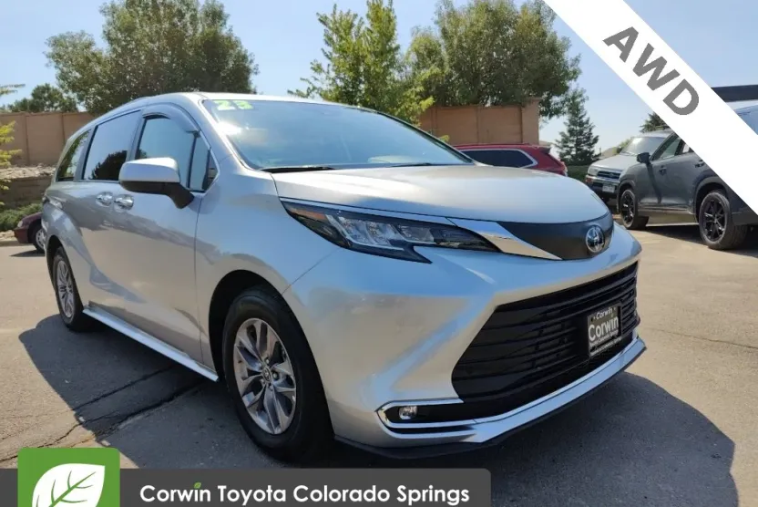 2023 Toyota Sienna XLE photo 1