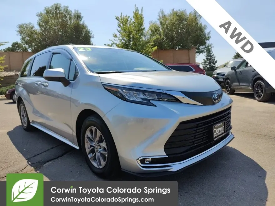 2023 Toyota Sienna XLE photo 1