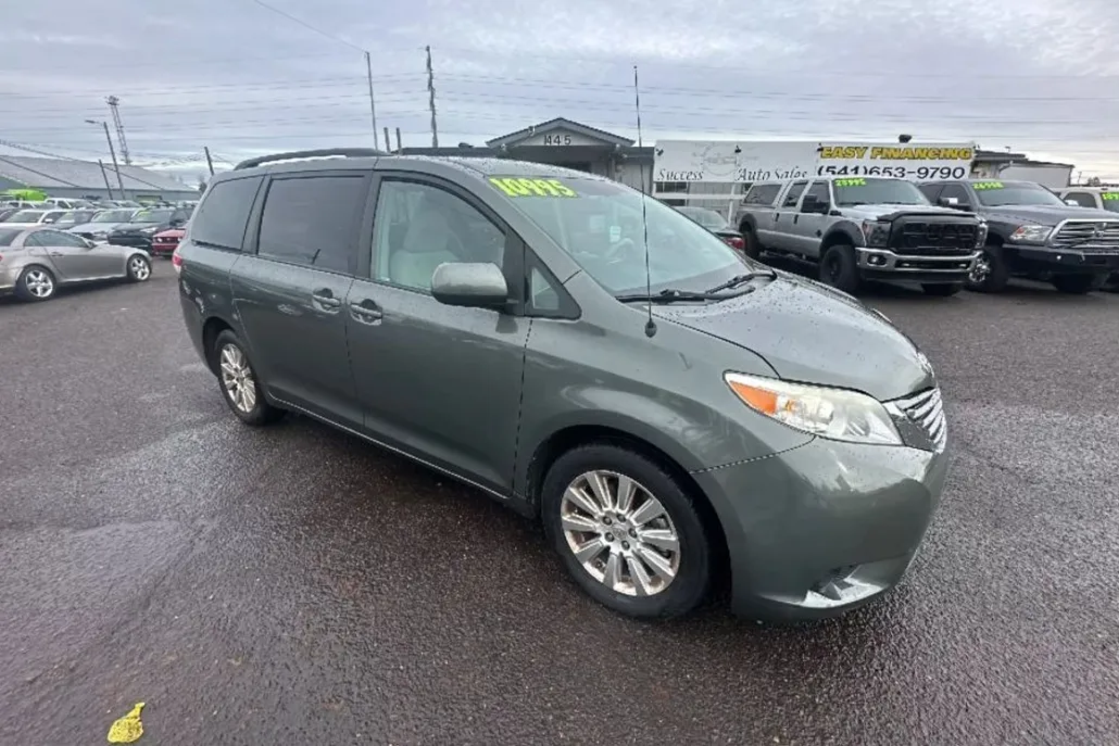 2011 Toyota Sienna SE photo 1