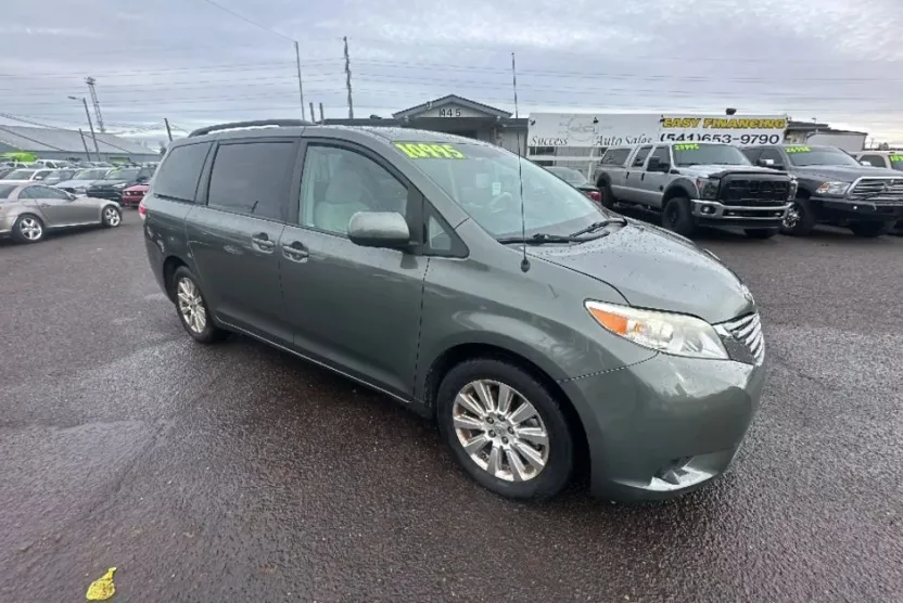 2011 Toyota Sienna SE photo 1