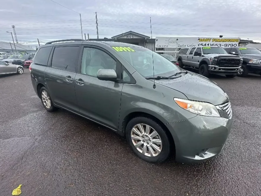 2011 Toyota Sienna SE photo 1