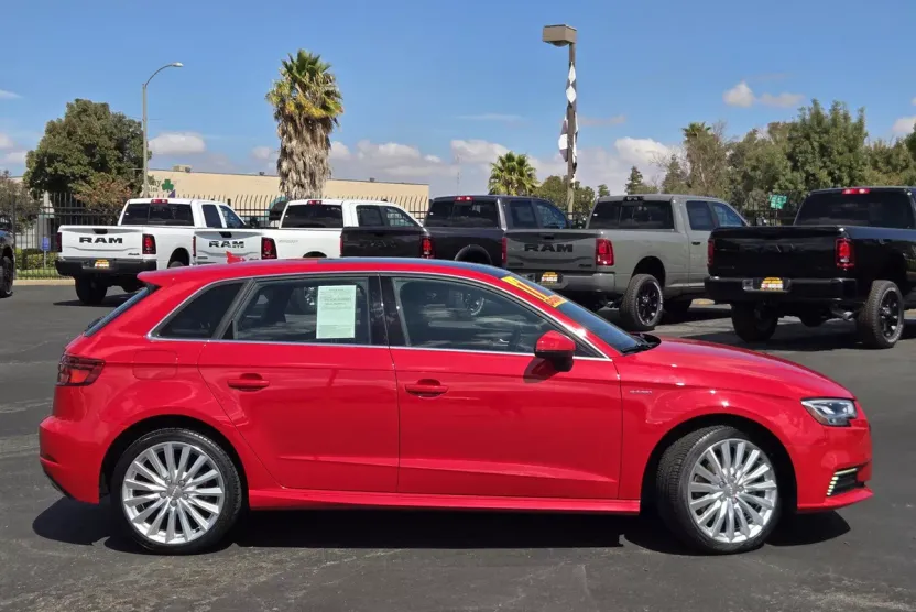 2017 Audi A3 E-tron Prestige photo 1