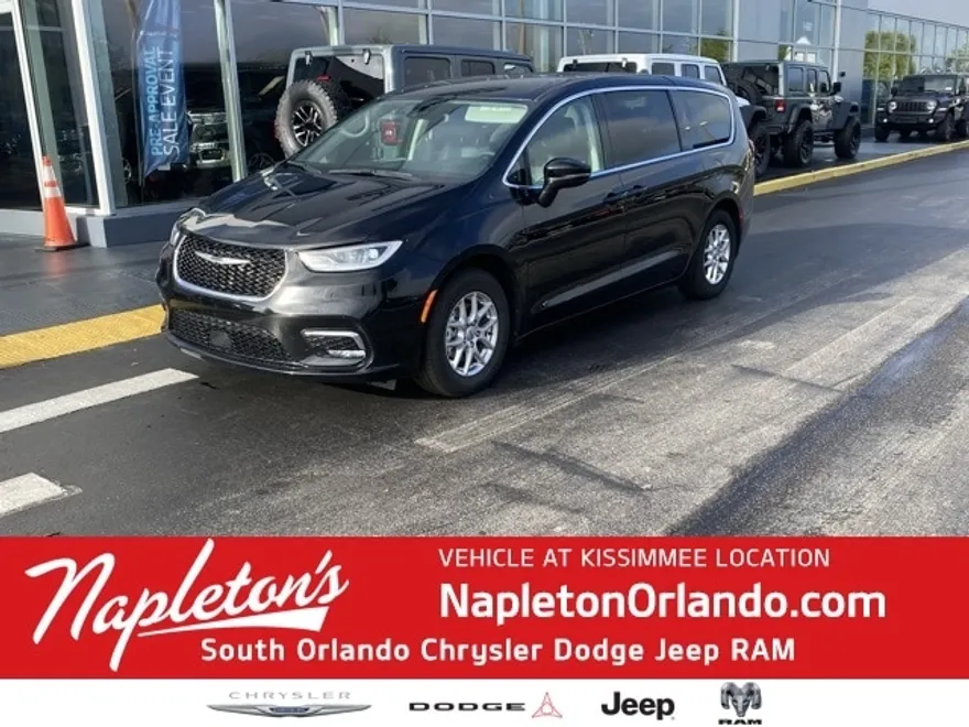 2024 Chrysler Pacifica Touring L photo 1