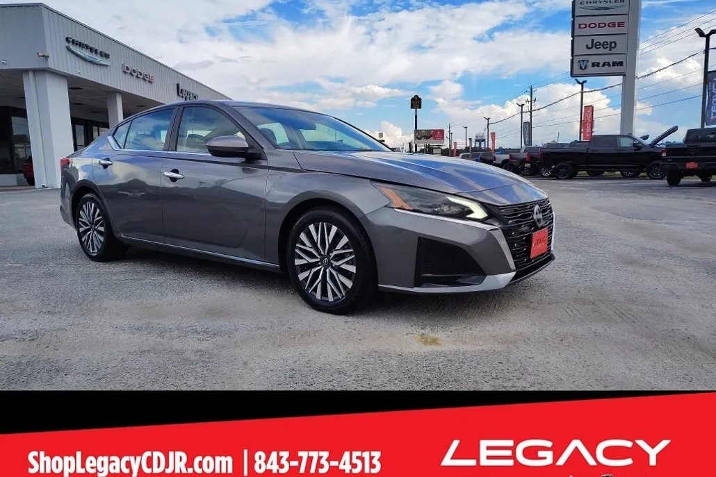 2023 Nissan Altima 2.5 SV photo 1