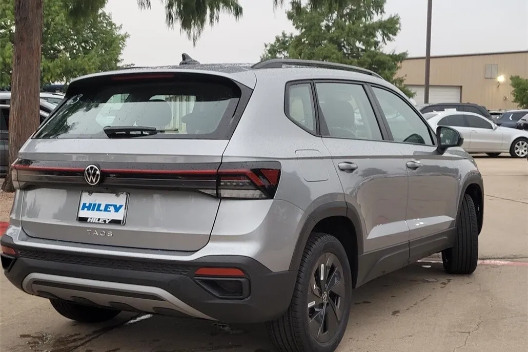 2025 Volkswagen Taos S photo 1