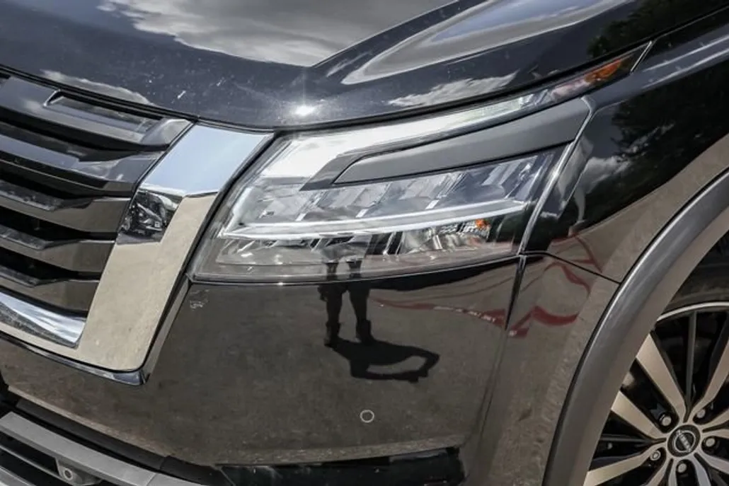 2023 Nissan Pathfinder Platinum photo 1