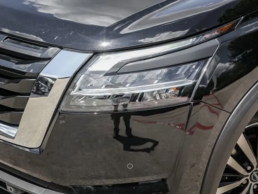 2023 Nissan Pathfinder Platinum photo 1