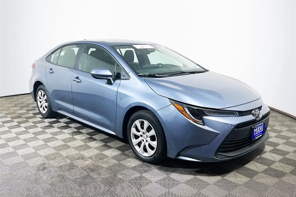 2024 Toyota Corolla LE photo 1