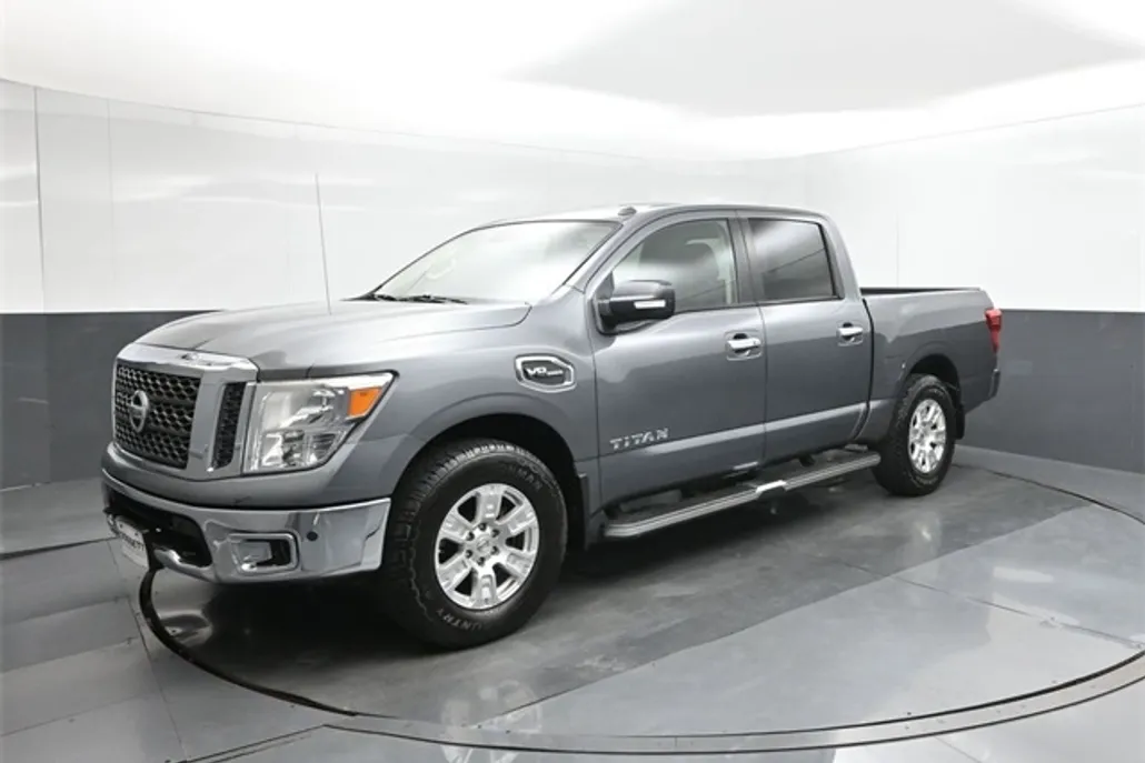 2017 Nissan Titan SV photo 1