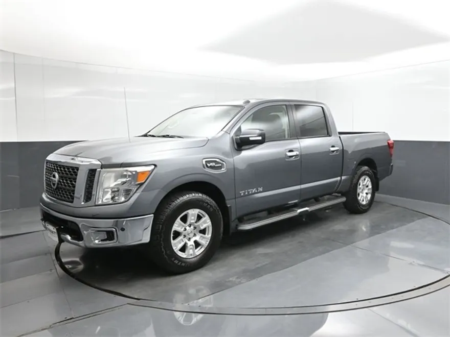 2017 Nissan Titan SV photo 1
