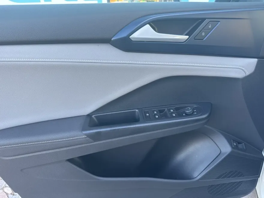 2024 Volkswagen Taos SE photo 21