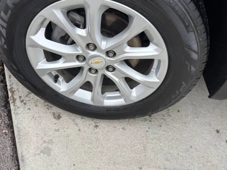 2017 Chevrolet Malibu 1LT photo 1