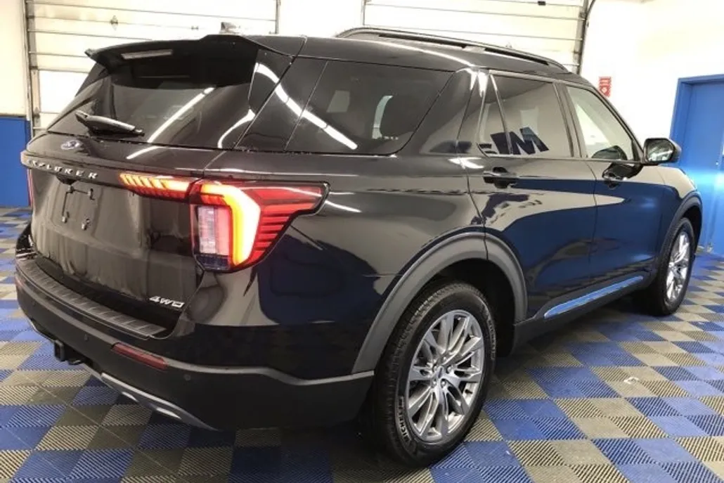 2025 Ford Explorer photo 1