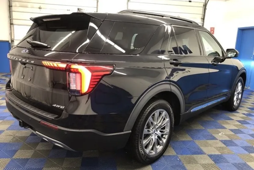 2025 Ford Explorer photo 1