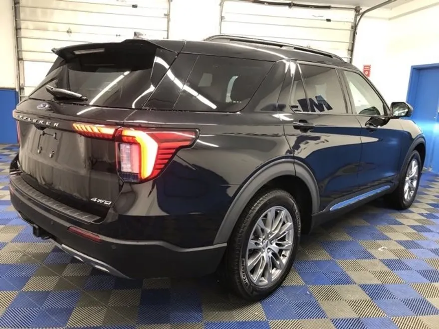 2025 Ford Explorer photo 1