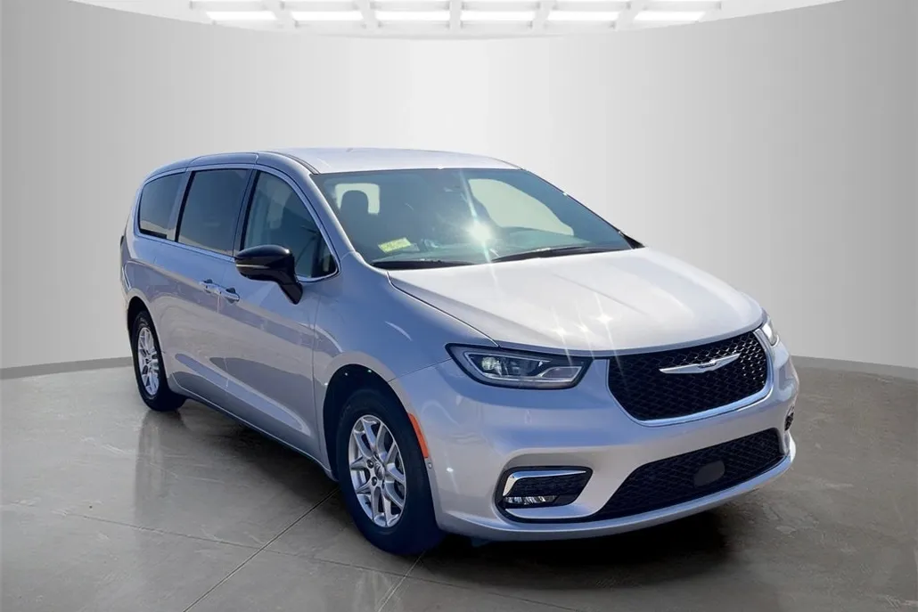 2024 Chrysler Pacifica Touring L photo 1