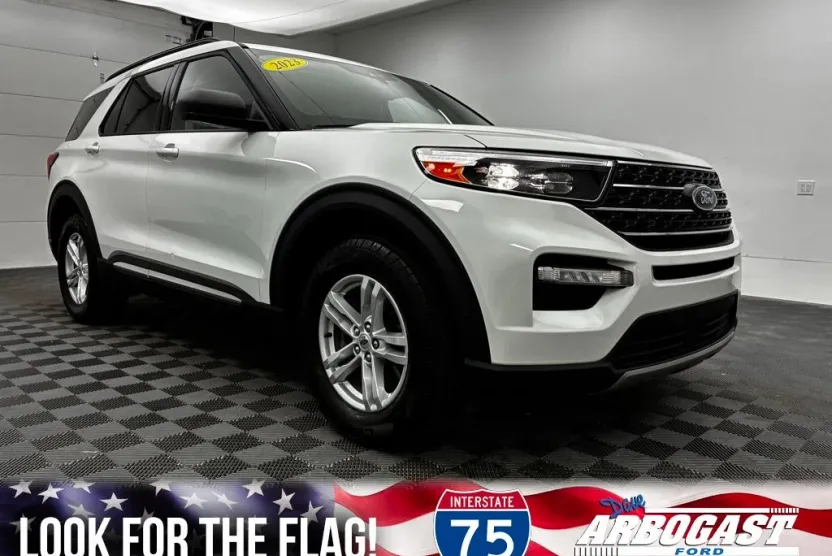 2023 Ford Explorer XLT photo 1