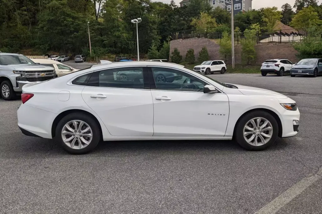 2024 Chevrolet Malibu 1LT photo 1