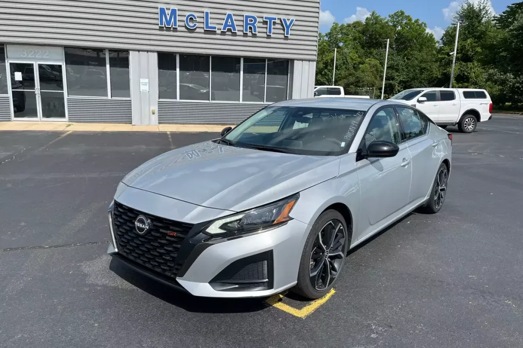 2023 Nissan Altima 2.5 SR photo 1