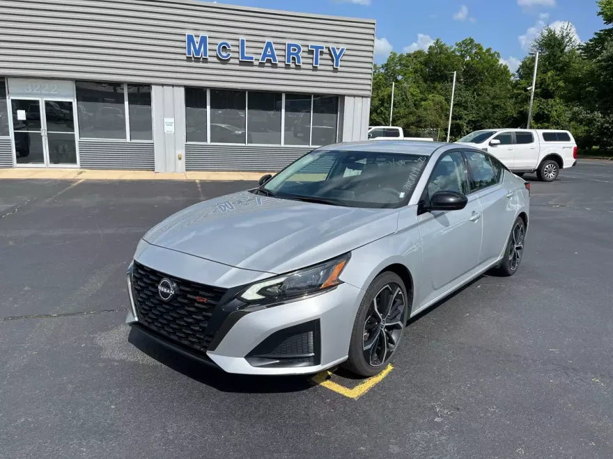 2023 Nissan Altima 2.5 SR photo 1