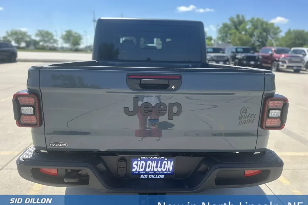 2025 Jeep Gladiator Willys photo 1